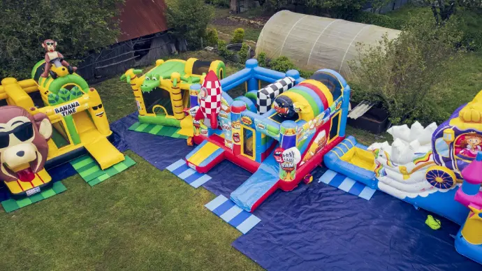 location chateau et structure gonflable délires gonflés sainte reine de bretagne